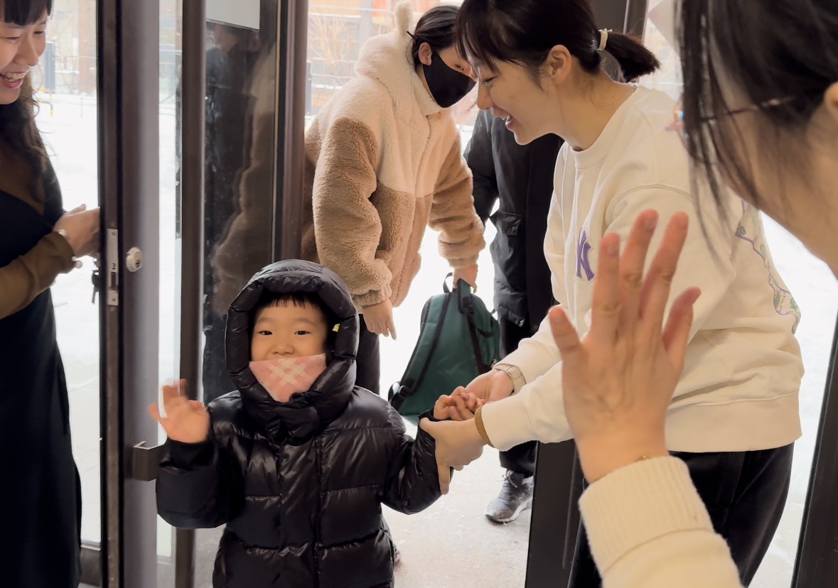 綠園區(qū)第三實驗幼兒園  早晨入園時，孩子開心地和老師打招呼（綠園區(qū)教育局供圖）.jpg