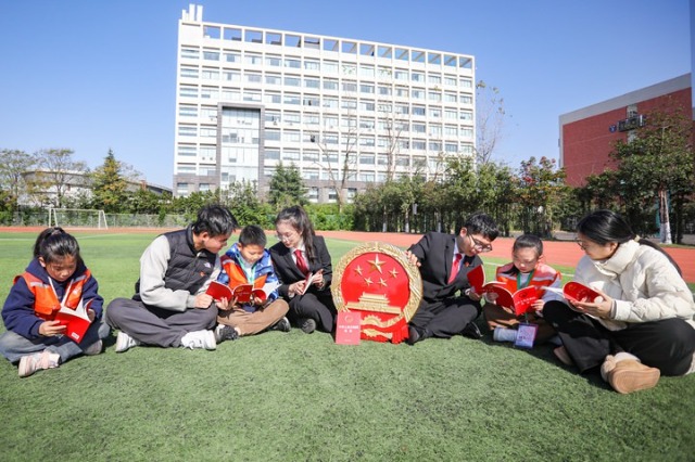 寧波財經學院大學生和小學生共上一堂沉浸式法治教育課 徐凱陽 攝.jpg